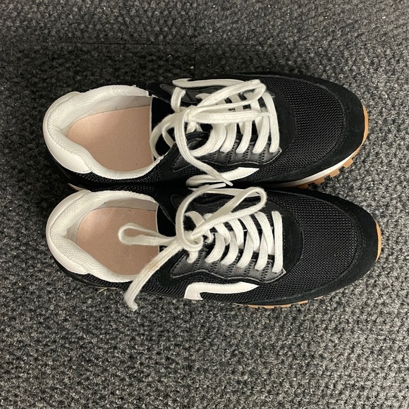 Steve Madden Black & White Chaserr Sneaker Womens size 6 Comfy Fashion - Picture 2 of 5